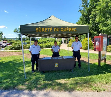 L’activité de prévention sur la sécurité nautique, ainsi que l’alcool sur les plans d’eau, a été tenue à la marina municipale de Brownsburg-Chatham donnant sur la rivière des Outaouais.