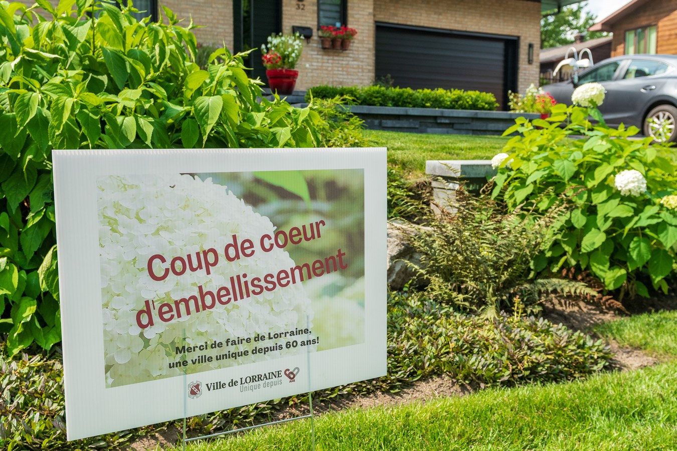 Les affiches des 60 propriétés sélectionnées comme le "Coup de coeur" des élus pour l'embellissement de la ville sont en train d'être déposées.