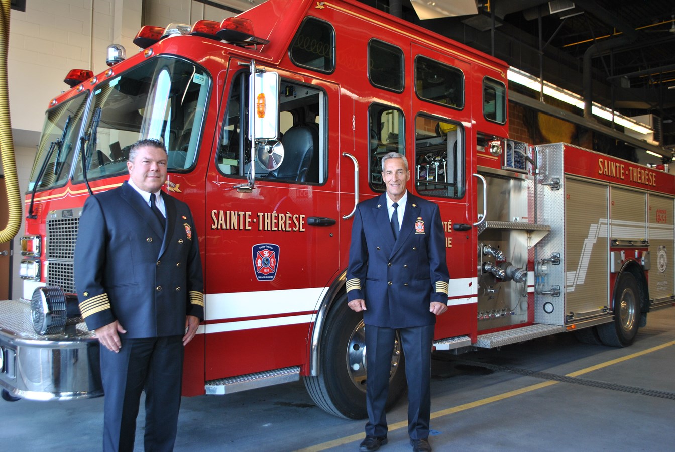 Christian Legault (à gauche) remplace désormais Richard Grenier au poste de directeur du service incendie de la municipalité. Ce dernier part à la retraite.