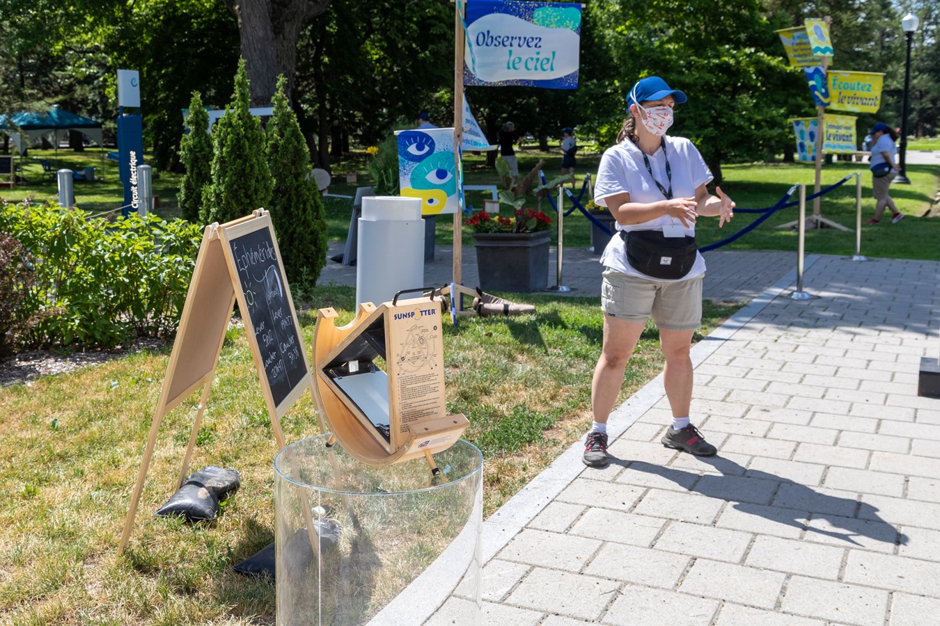 Tout est prétexte à observer: une branche, un insecte, un astre, rien n'est laissé au hasard pour redécouvrir cette nature que nous ne prenons plus le temps de voir.