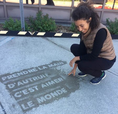 L’œuvre Susurrer des mots doux aux pas des passants de l’artiste interdisciplinaire des Laurentides Soufïa Bensaïd, est composée de courtes phrases invisibles, inscrites directement au sol. C’est au contact de la pluie que la magie opère...