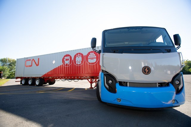 Une entente a été convenue entre le CN et Compagnie Lion Électrique pour l’acquisition de 50 camions électriques à zéro émission par le CN. Ces camions, destinés pour le transport intermodal, seront intégrés à son parc de camions, l’un des plus importants au Canada.