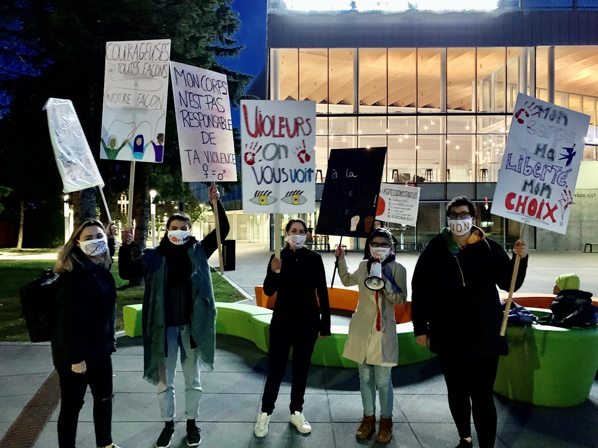 Vendredi dernier, une quinzaine de personnes étaient présentes pour démontrer leur solidarité envers toutes les survivantes d’agression à caractère sexuel.