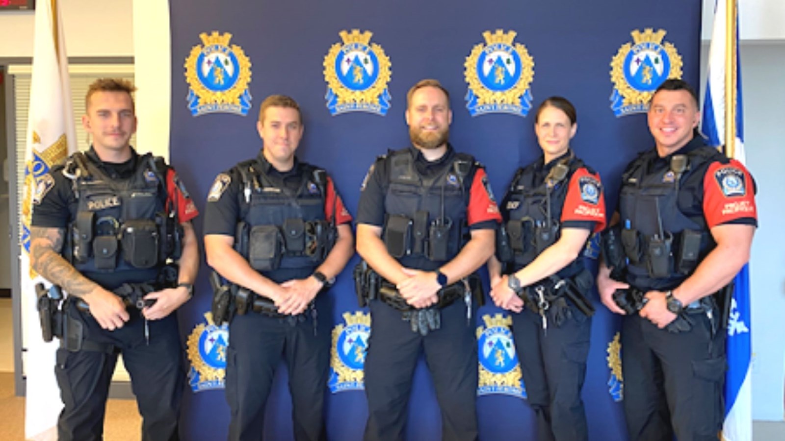 De droite à gauche, l’agent Morgan Villeneuve, l’agent Jean-Étienne Normandeau, le sergent Jonathan Trottier-Brien, l’agente Andréanne Du Cap et l’agent Samuel Thériault.