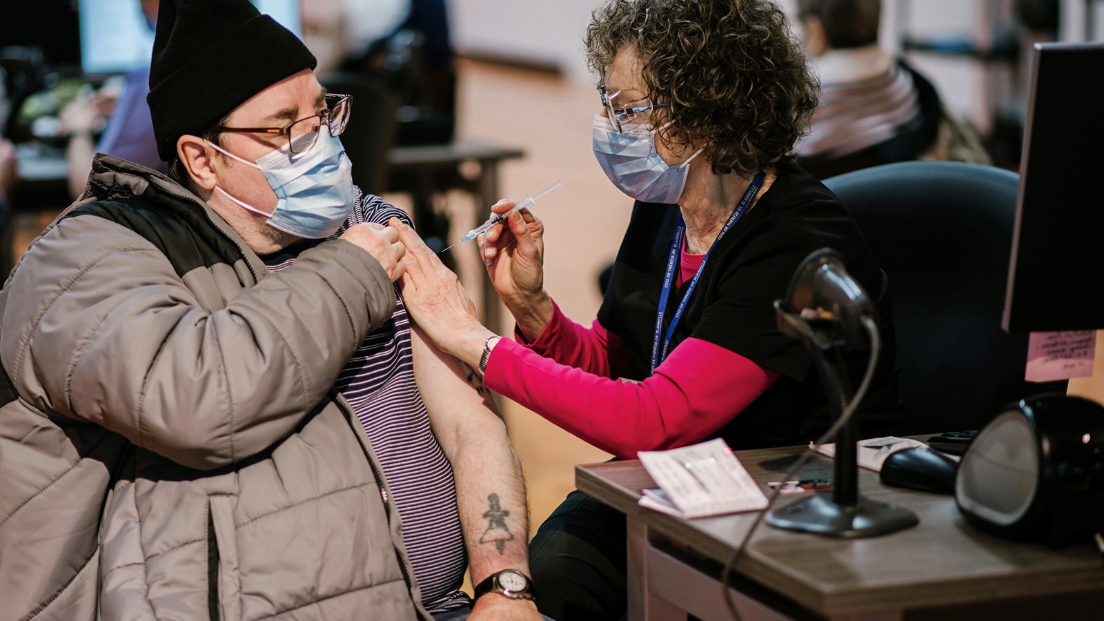 Monsieur Georges Taillon reçoit sa première dose du vaccin contre la COVID-19 accompagné de l’injectrice France Ruel du CISSS des Laurentides
