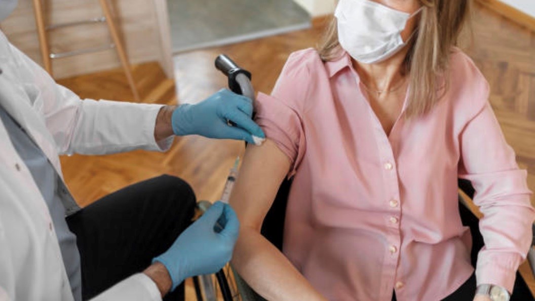 Une première ronde de vaccination à domicile
