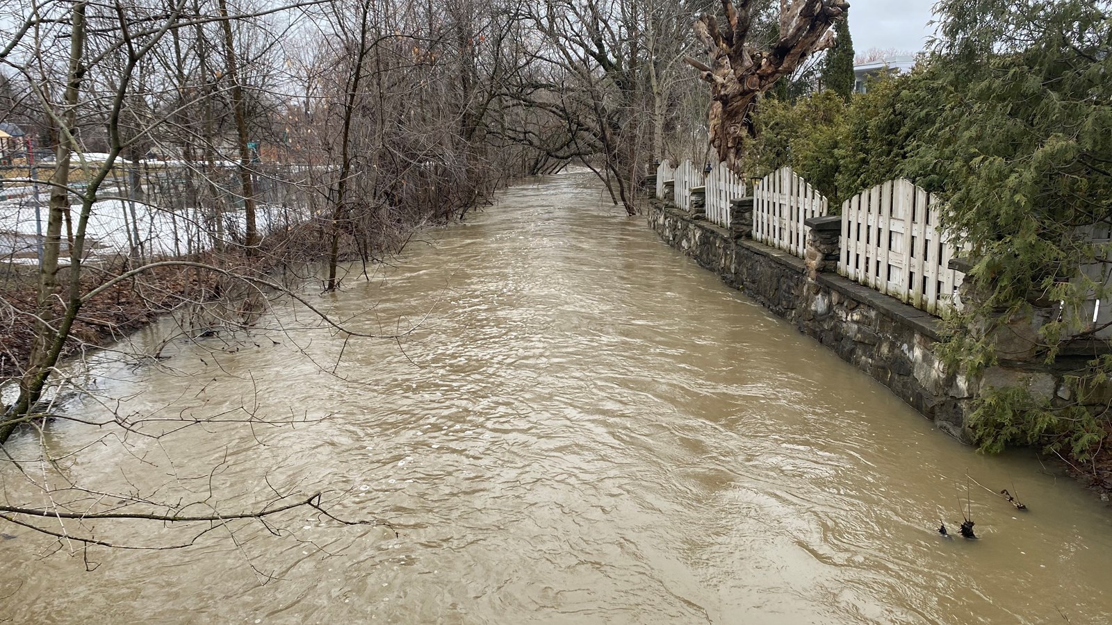 Le niveau d'eau de la rivière la semaine dernière