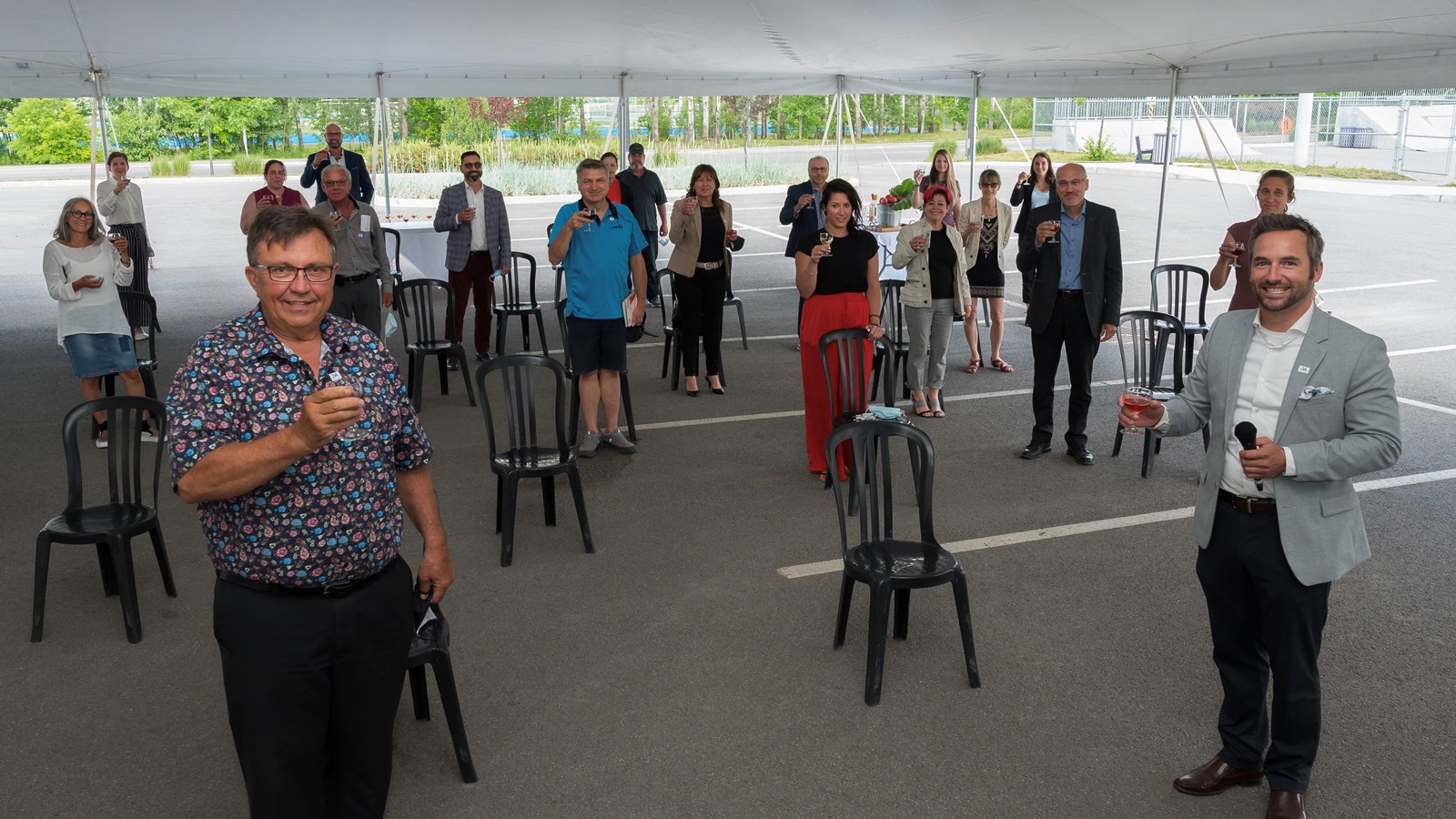 M. Patrick Charbonneau, maire suppléant, en compagnie de conseillers municipaux, de membres de Tourisme Mirabel, de membres du comité exécutif du Marché du terroir, de partenaires majeurs (Desjardins, Levasseur et cie), de la Chambre de commerce et d’industrie de Mirabel, de certains producteurs et d’employés municipaux.