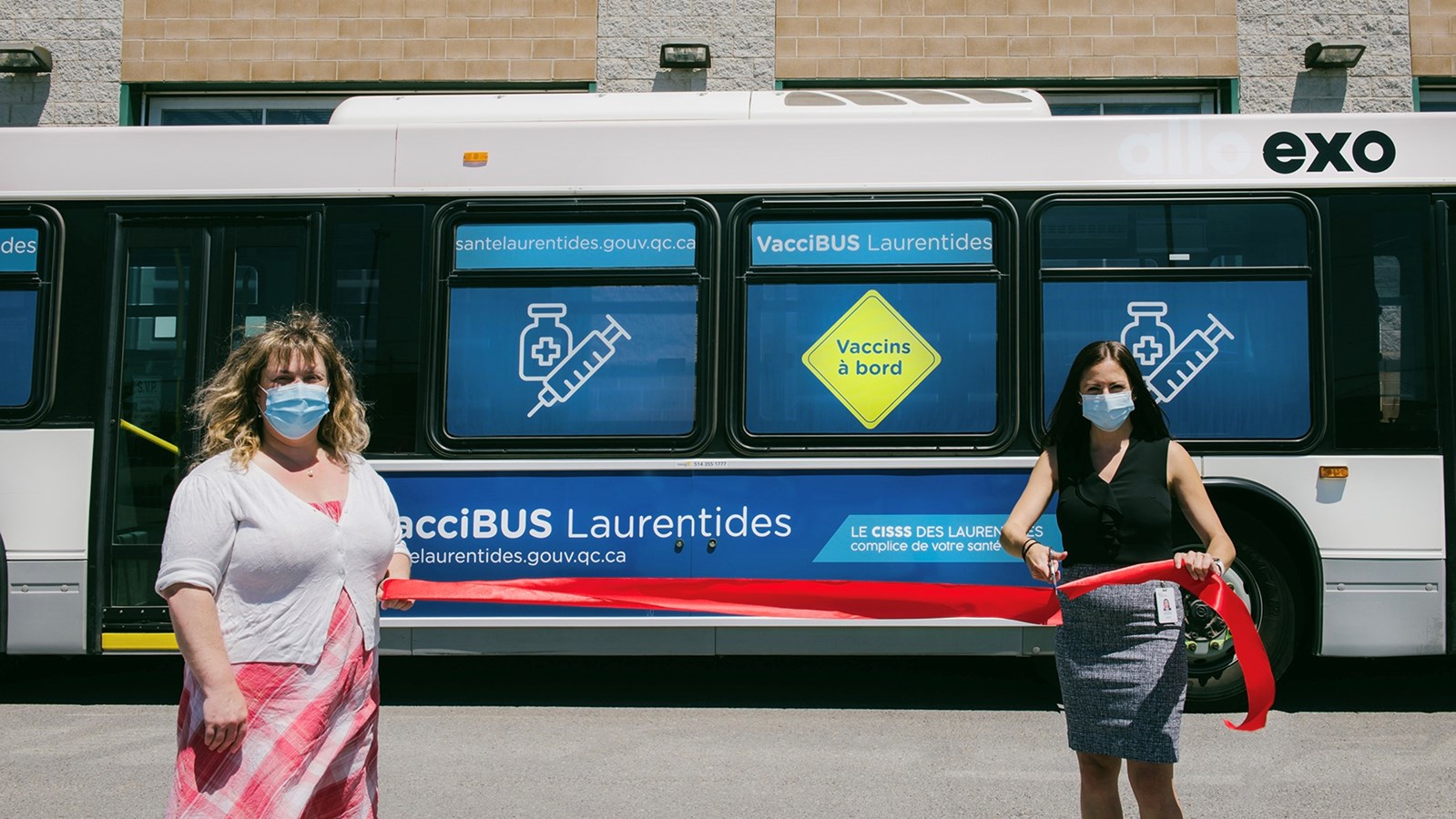 Anouk Racette, directrice soutien, système et projets spéciaux pour exo, et Caroline Chantal, directrice de la campagne de vaccination contre la COVID-19 pour le CISSS des Laurentides.