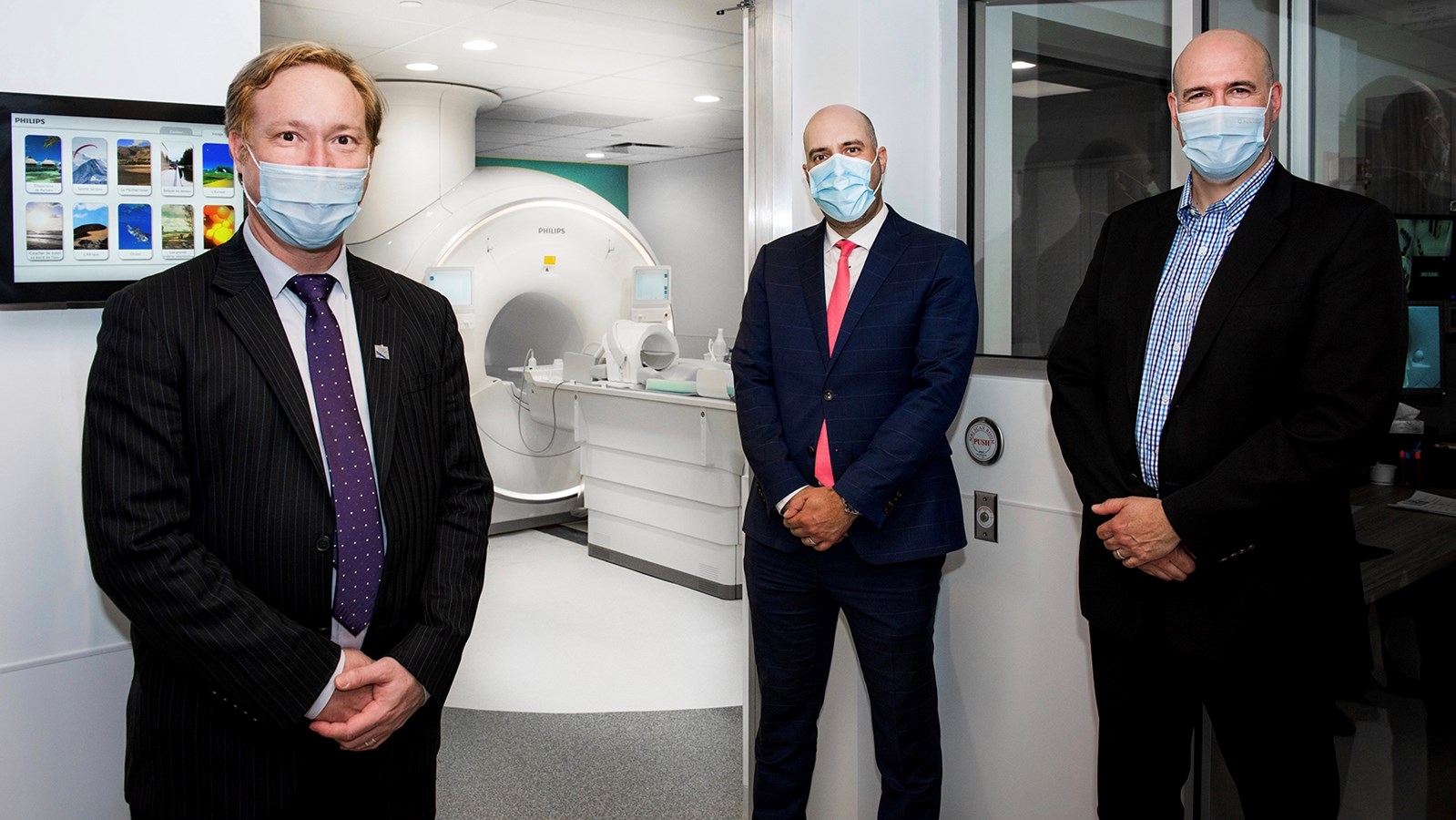 De gauche à droite : M. Youri Chassin, député de Saint-Jérôme; M. Thierry Lefebvre, président de la Fondation de l'Hôpital régional de St-Jérôme et M. Jean-Philippe Cotton, président-directeur général adjoint du CISSS des Laurentides