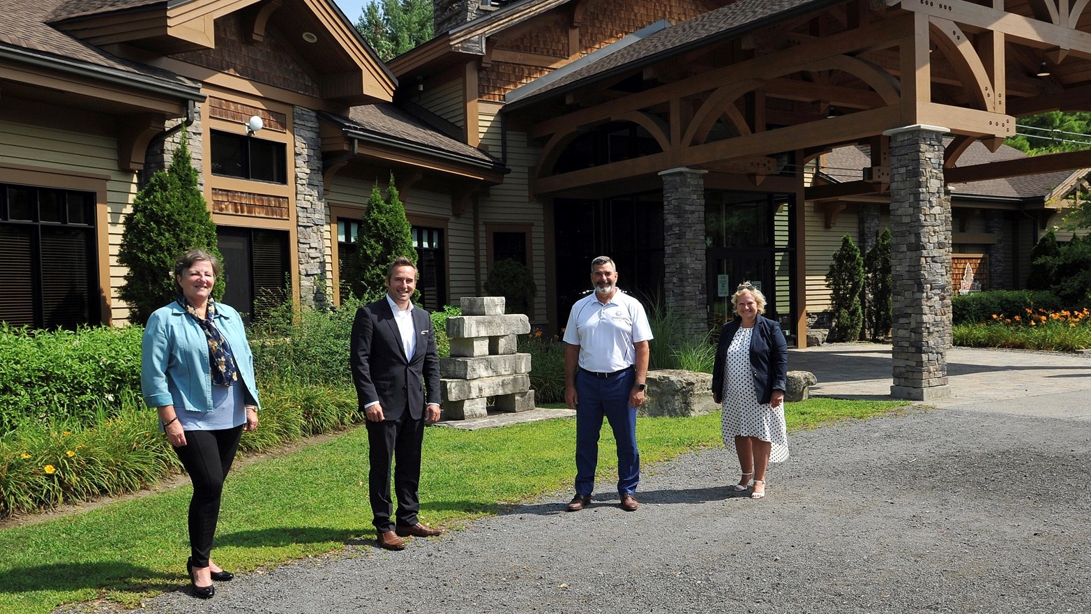 Sylvie Surprenant, mairesse de Sainte-Thérèse, Patrick Charbonneau, maire suppléant de Mirabel, Richard Perreault, maire de Blainville et Marlène Cordato, mairesse de Boisbriand.