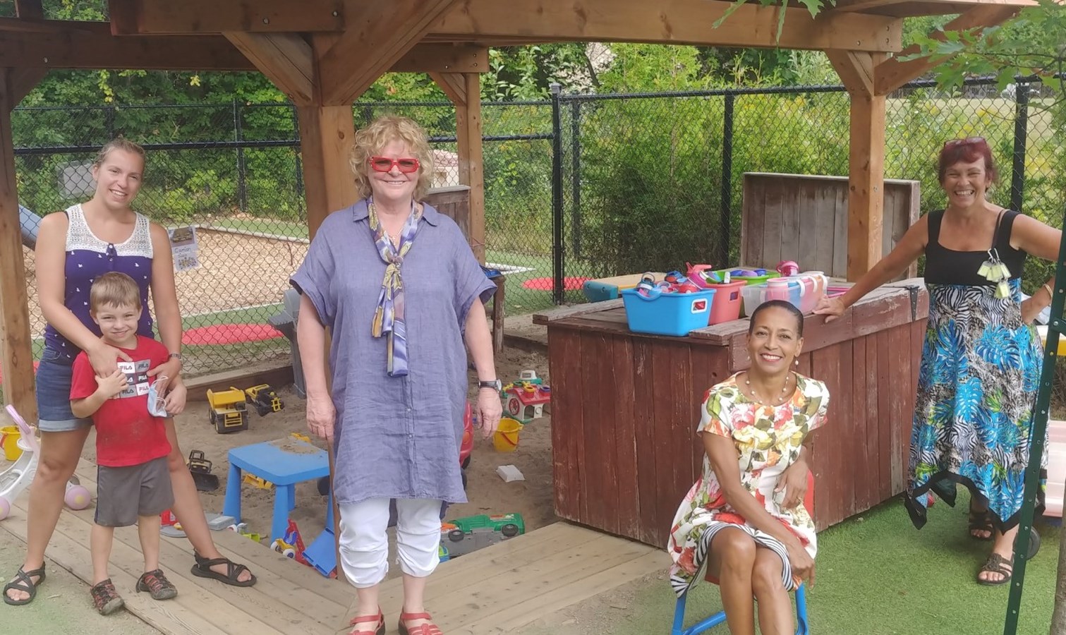 Mme Nadine Girault, députée de Bertrand et ministre responsable de la région des Laurentides, est entourée de Mme Ginette Masson, directrice générale du CPE L'Antre-Temps ainsi que d'éducatrices et d'un enfant de l'installation de Sainte-Agathe-des-Monts.