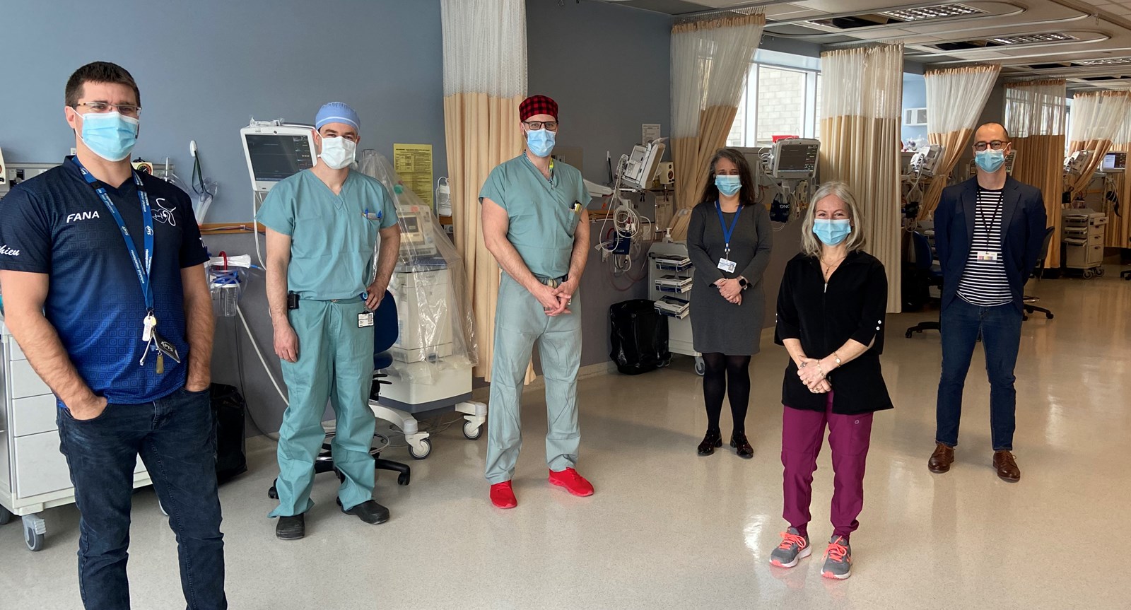 Mathieu Charland, technicien en réadaptation physique, D r Frédéric Tanguay,
chirurgien-orthopédiste et Dr Simon Joly, anesthésiologiste, tous 2 leaders du projet, Nathalie Villeneuve, chef d'unité du bloc opératoire et des activités chirurgicales, Françoise Sanchez, infirmière en chirurgie d'un jour et Jean-François Labrie, directeur adjoint des services hospitaliers et chargé de projet.