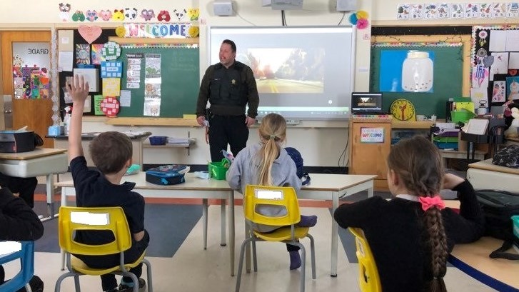 Les jeunes de première année du primaire de la MRC des Laurentides ont reçu la visite annuelle d’un policier de la Sûreté du Québec dans leur classe.