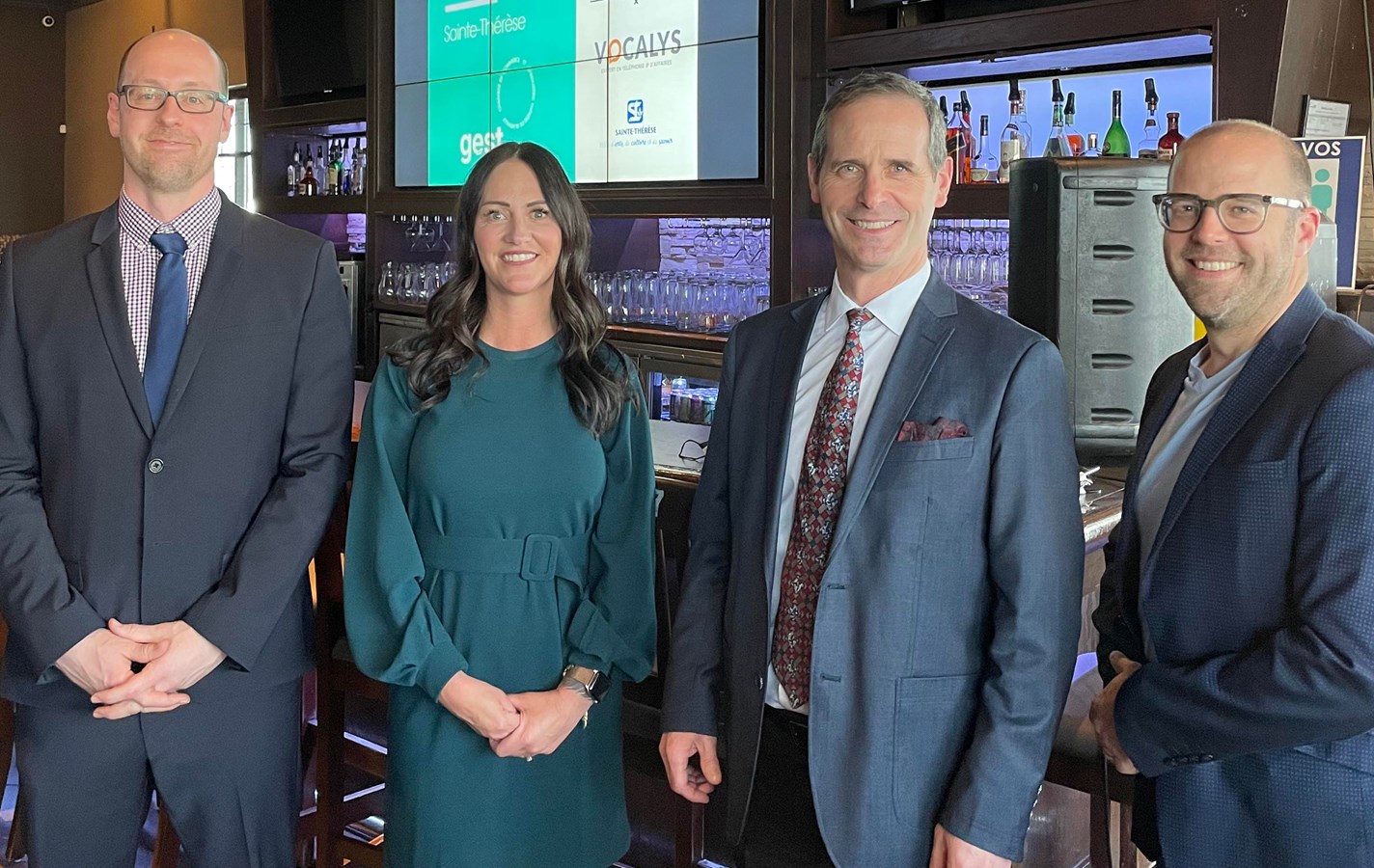 Emmanuel Farmer, Directeur, Service de l'urbanisme et du développement durable, Marie-Chantale Desjardins, présidente du GEST, Christian Charron, maire de Sainte-Thérèse et Martin Breault, président de la CCITB.