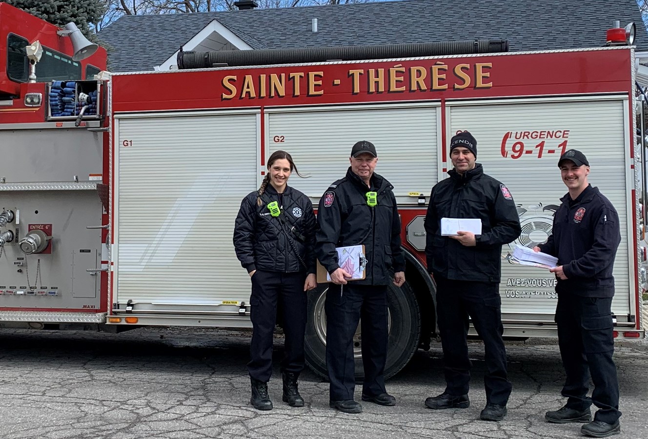 Des pompiers de la caserne de Sainte-Thérèse qui ont livré des documents explicatifs aux riverains situés dans la zone à risque.