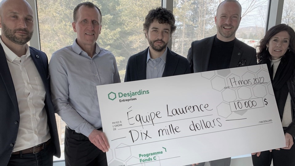 Tommy Pelletier, CPA, CGA, M. Sc., directeur général de Desjardins Entreprises-Laval-
Laurentides et, Simon Whalen, directeur - développement des affaires, ainsi que

Nadia Angers, B.A.A., directrice générale de la Caisse de la Vallée des Pays-d’en-Haut ont
fait remise avec enthousiasme de cette Bourse de 10000 $ au président et chef de la
direction d’Équipe Laurence, Alexandre Latour (au centre); au cœur même de ce qui
deviendra officiellement le Campus Équipe Laurence, à Ste-Adèle, au cours du
printemps.