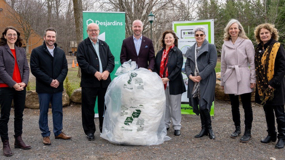 De gauche à droite, Mme. Diane Corteau-Labouly, Chargée de projet sénior de Synergie Économique Laurentides, M. Patrick Charbonneau, maire de Mirabel, M. Normand Clermont, Président de la Caisse Desjardins du Lac des Deux-Montagnes, M. Tommy Pelletier, Directeur Général de Desjardins Entreprises - Laval-Laurentides, Mme. Monique Éthier, Présidente du C.A.de la Caisse Desjardins de la Vallée des Pays-d'en-Haut
Mme. Céline Barrette, Attachée politique, Mme. Anne Samson, Directrice Générale de Synergie Économique Laurentides
Mme. Sylvie Bolduc, présidente du C.A. de Synergie Économique Laurentides