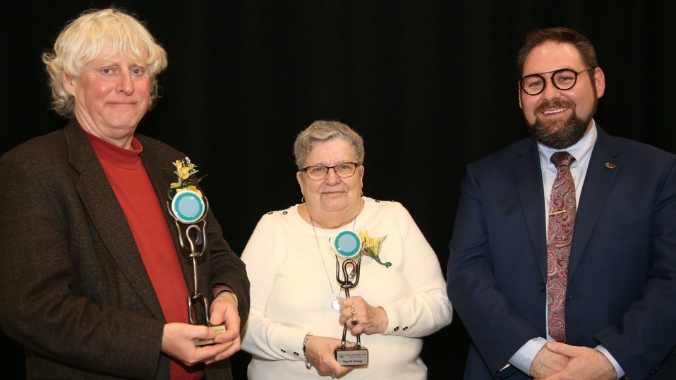 Les lauréats Claude Desrochers et Huguette Gadoury, accompagnés du maire Pierre-Luc Bellerose.
