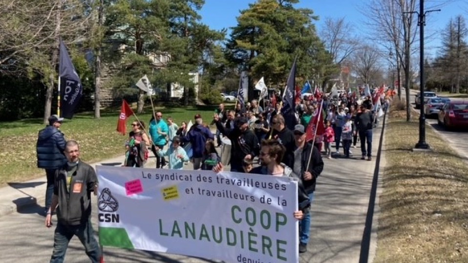 Plusieurs citoyennes et citoyens de la région Lanaudière ont manifesté pour vivre comme du monde
