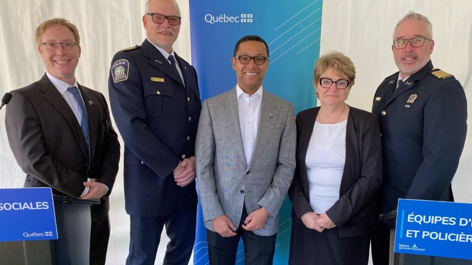 Youri Chassin, député de Saint-Jérôme; Martin Charron, inspecteur soutien opérationnel, Régie intermunicipale de Police Thérèse-De Blainville; Lionel Carmant, ministre délégué à la Santé et aux Services sociaux; Rosemonde Landry, présidente-directrice générale du CISSS des Laurentides et Martin Pelland, inspecteur-chef du Service de police de la ville de Saint-Jérôme.
