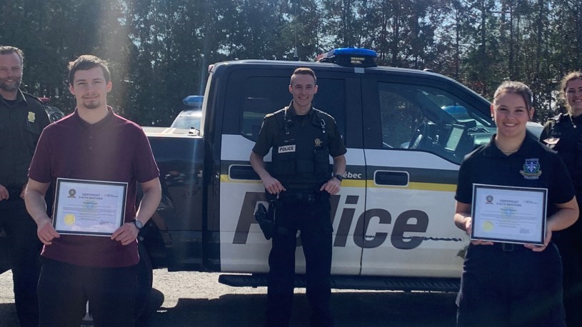 Le Lieutenant Alexandre Boucher, responsable du poste de la MRC des Pays-d’en-Hauts en compagnie de l’agente Audrey Robidoux , l’agent Félix Alarie et les stagiaires Gabriel Proulx et Magaly Demers