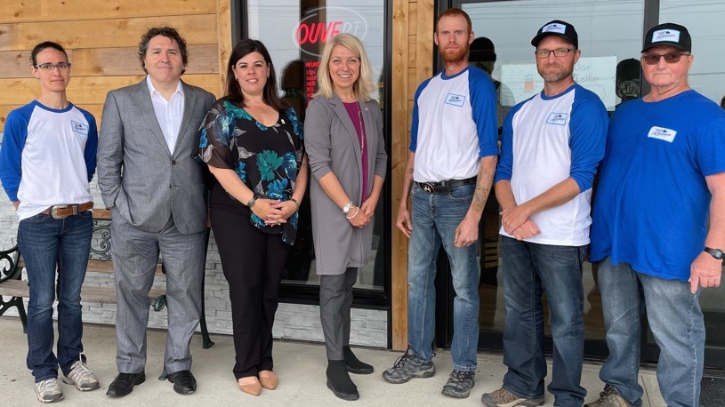 Julie Charbonneau, copropriétaire de l’entreprise, Massimo Iezzoni, directeur général de la CMM, Julie Boivin, mairesse de Sainte-Anne-des-Plaines, Lucie Lecours . ministre déléguée à l’Économie et députée de Les Plaines, Mathieu Charbonneau, copropriétaire, Luc Charbonneau, copropriétaires et Daniel Charbonneau, père des propriétaires
