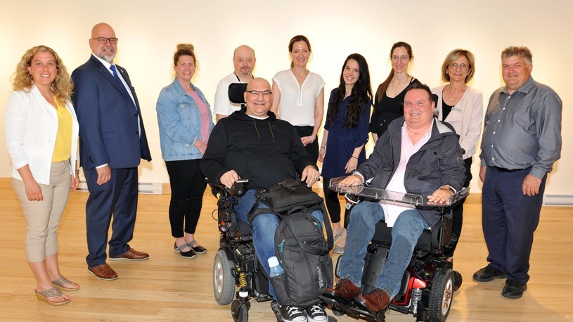 Annie Lafrenière, directrice du Service des communications; Philippe Magnenat, conseiller municipal; Roxanne Tremblay, citoyenne; Patrick Charbonneau, citoyen; Liza Poulin, mairesse; Sandra St-Jean, responsable de l’Atelier Altitude; Sophie Allain-Lemieux, citoyenne; Michèle Murray, conseillère municipale; Stéphane Tessier, chef de section vie associative et communautaire au Service des loisirs, culture, bibliothèque et vie communautaire; Alain Bérard, citoyen; Alexandre Poce, citoyen;