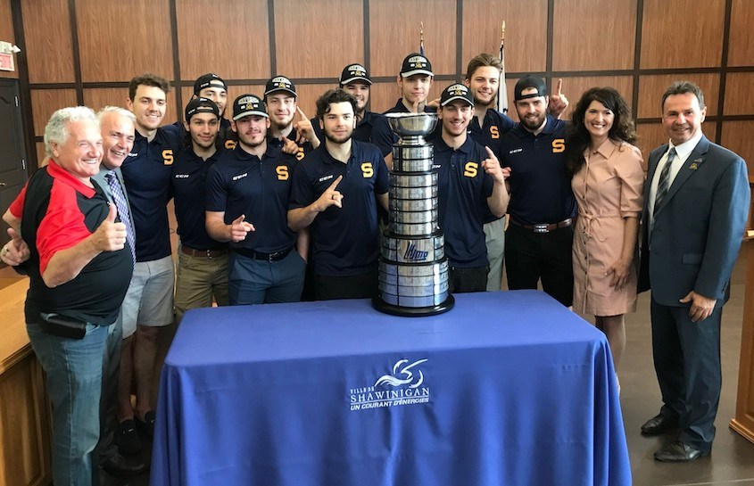 Le maire a reçu plusieurs membres de l’organisation des Cataractes à l’hôtel de ville, dont le capitaine de l’équipe Mavrik Bourque, l’entraîneur-chef Daniel Renaud, le directeur général Martin Mondou et le président de l’organisation Roger Lavergne. Plusieurs conseillers s’étaient également déplacés pour l’occasion.