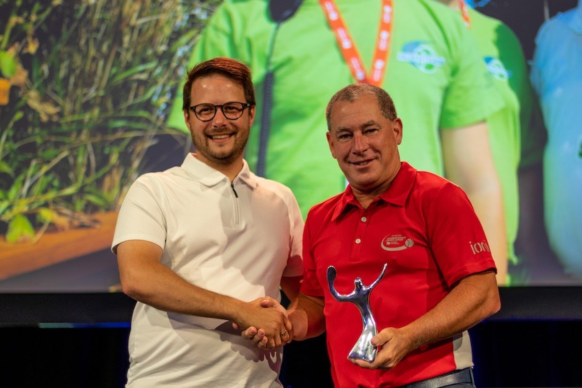 Le maire de Repentigny Nicolas Dufour a remis le prix au président du tournoi
Benoît Delisle.