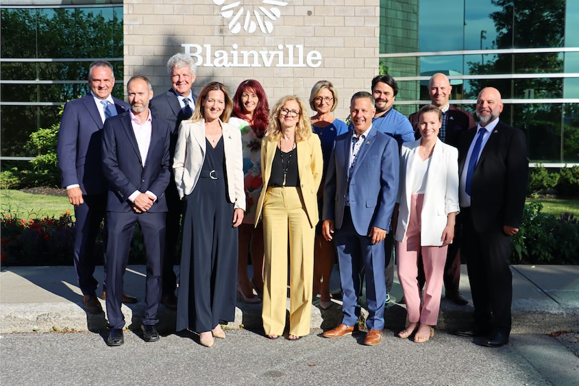 Mme Chantal Gauvreau (au centre) entourée de la mairesse Liza Poulin et de membres du conseil municipal
