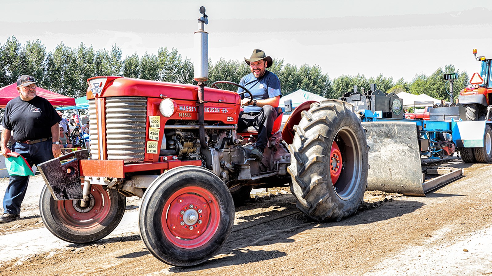 Carl Vincent tout sourire de Saint-Polycarpe prenait place derrière le volant de son Massey-Ferguson