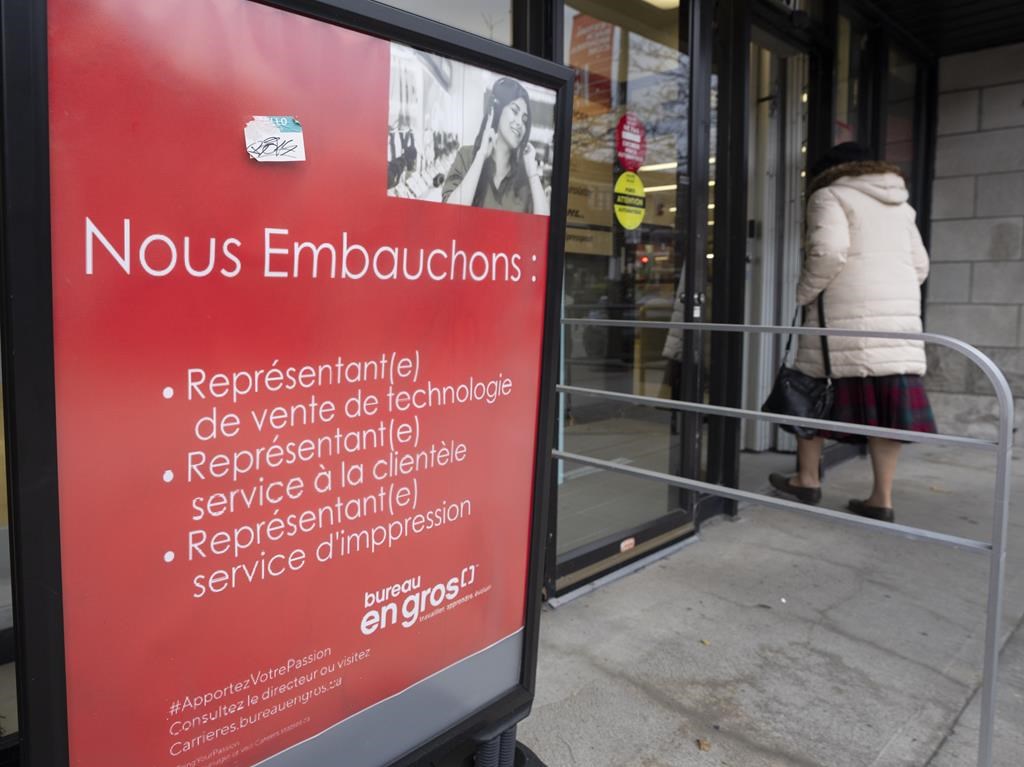 Des employeurs vont au-dessus du salaire minimum pour attirer des travailleurs