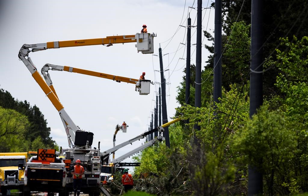 217 000 clients d'Hydro-Québec restaient sans courant électrique vendredi matin