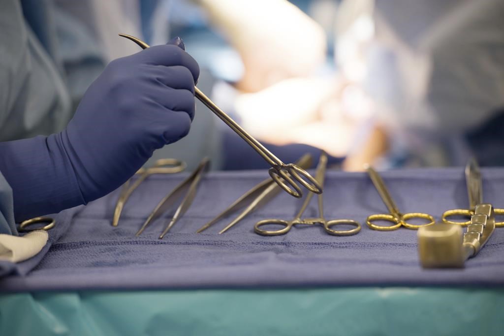 Encore trop de chirurgies oncologiques hors délais, dénonce l'opposition officielle