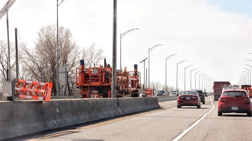Interdiction de camions sur la voie de droite sur l'autoroute 15 Nord