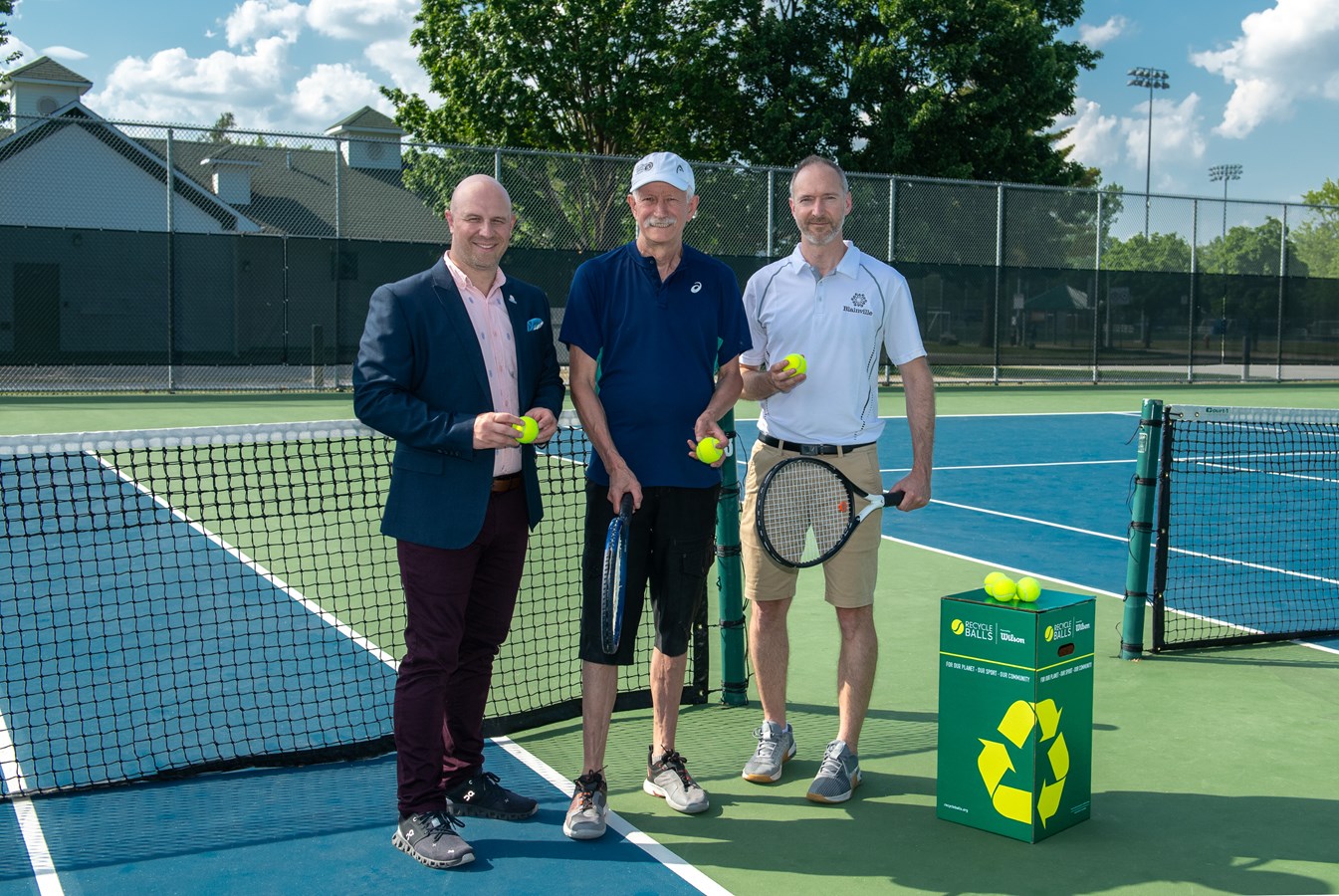 Des boîtes de récupération de balles sur les terrains de tennis de Blainville