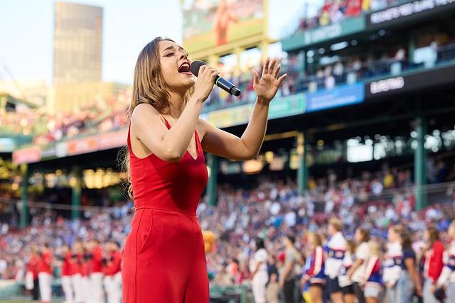 Une jeune chanteuse québécoise chante les hymnes nationaux au Fenway Park