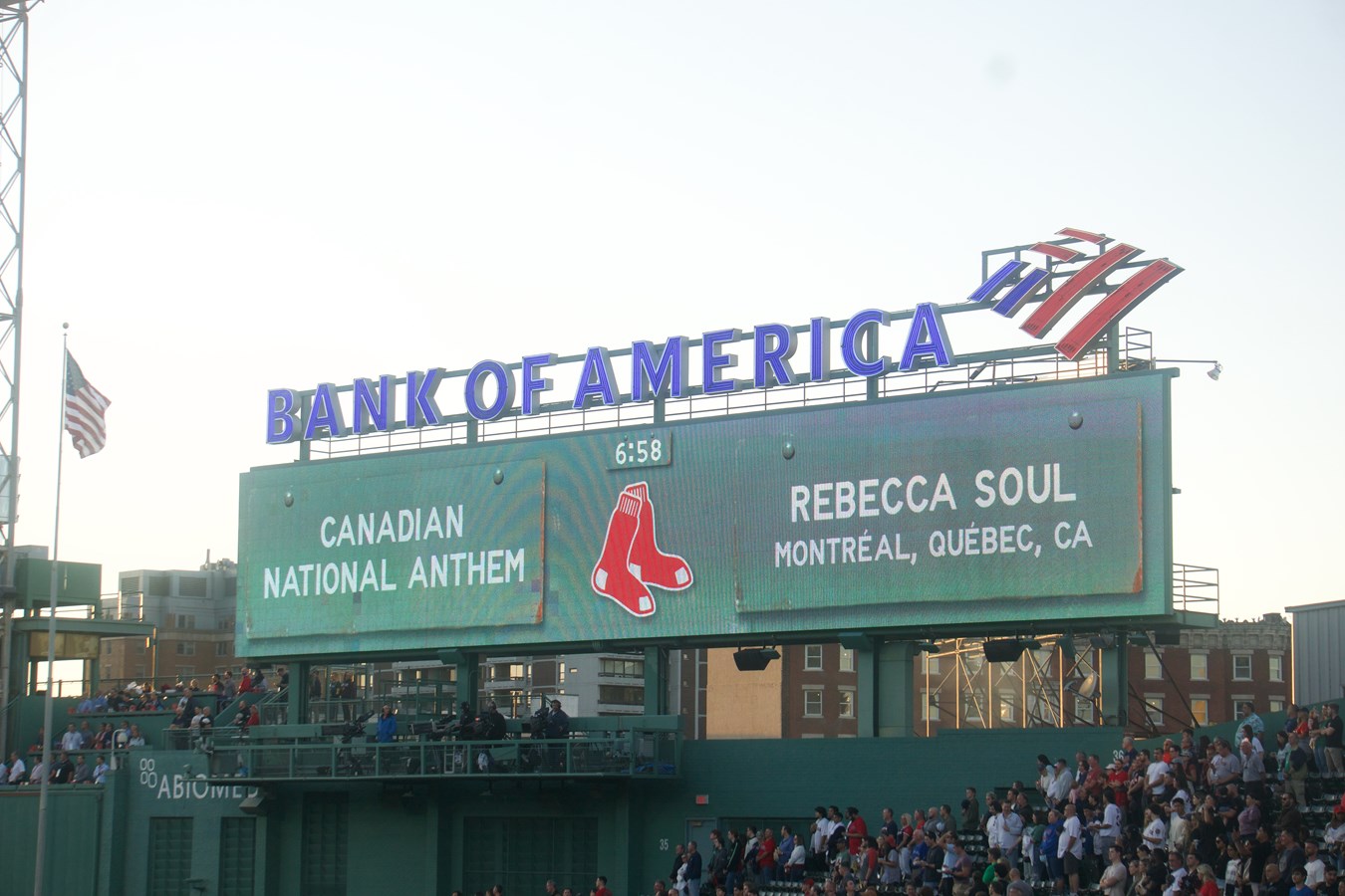 Une jeune chanteuse québécoise chante les hymnes nationaux au Fenway Park