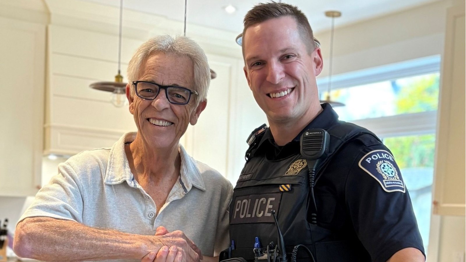 M.Bélliveau et l'agent de police Antoine Huot.