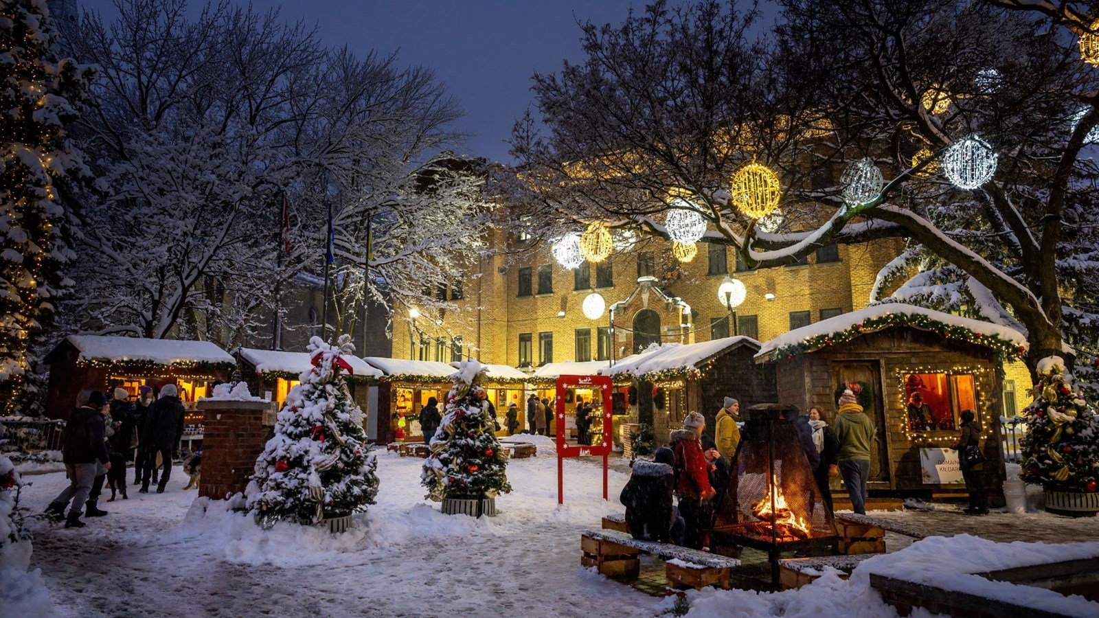 En soirée, faites vos achats des Fêtes en profitant de l’ambiance lumineuse du Village et faites chauffer vos guimauves autour du feu.