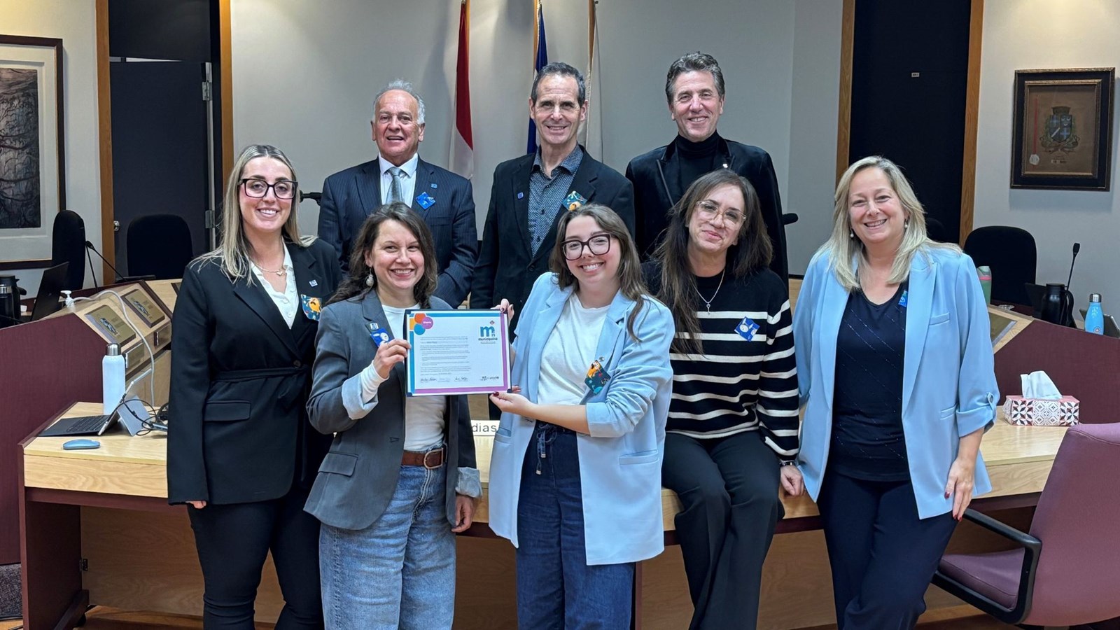 Le conseil municipal avec le certificat de reconnaissance décernée par Espace MUNI en collaboration avec UNICEF Canada.