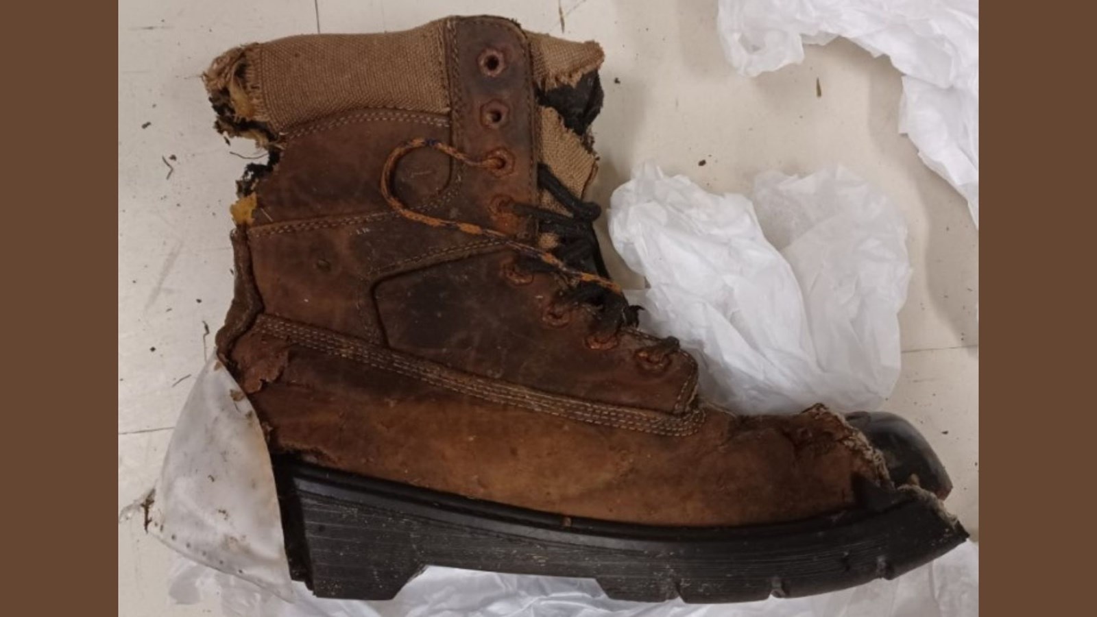 Les bottes que l’individu portaient ont été fabriquées en 2017.