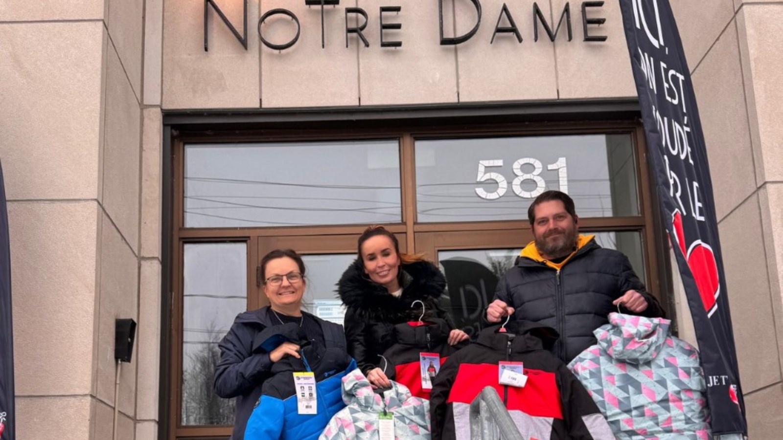 Dans les Laurentides, 125 enfants âgés de 5 à 14 ans ont reçu manteaux, salopettes, tuques et mitaines. 