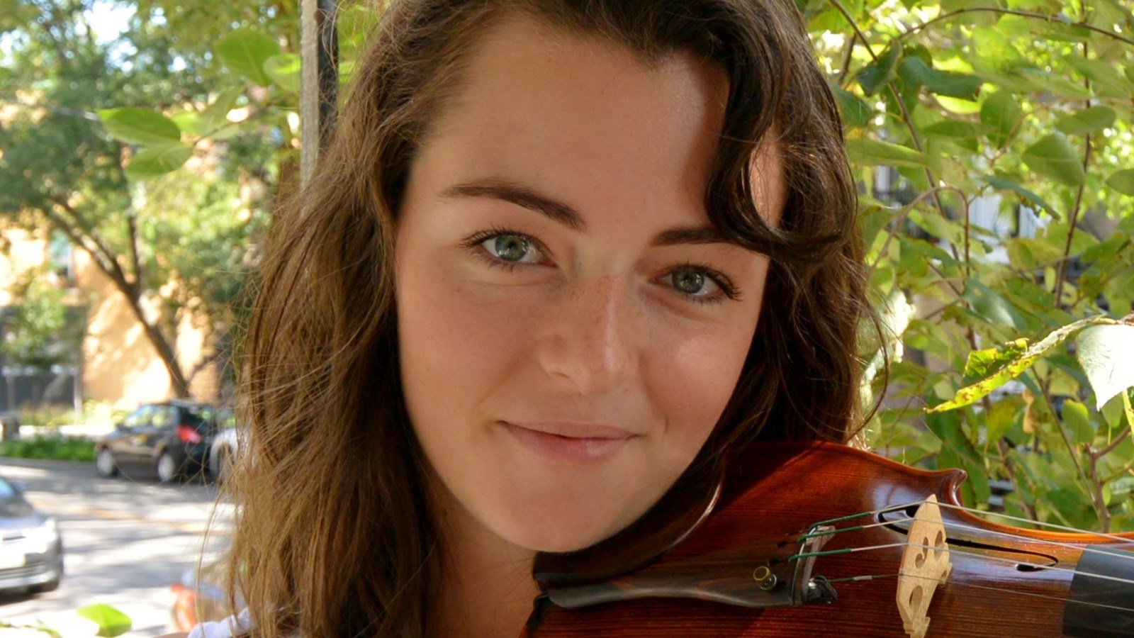 Ce sont les musiciennes Joëlle Vaillancourt au violon et Aline Thévard au violoncelle, qui interpréteront les classiques pièces du temps des Fêtes. 