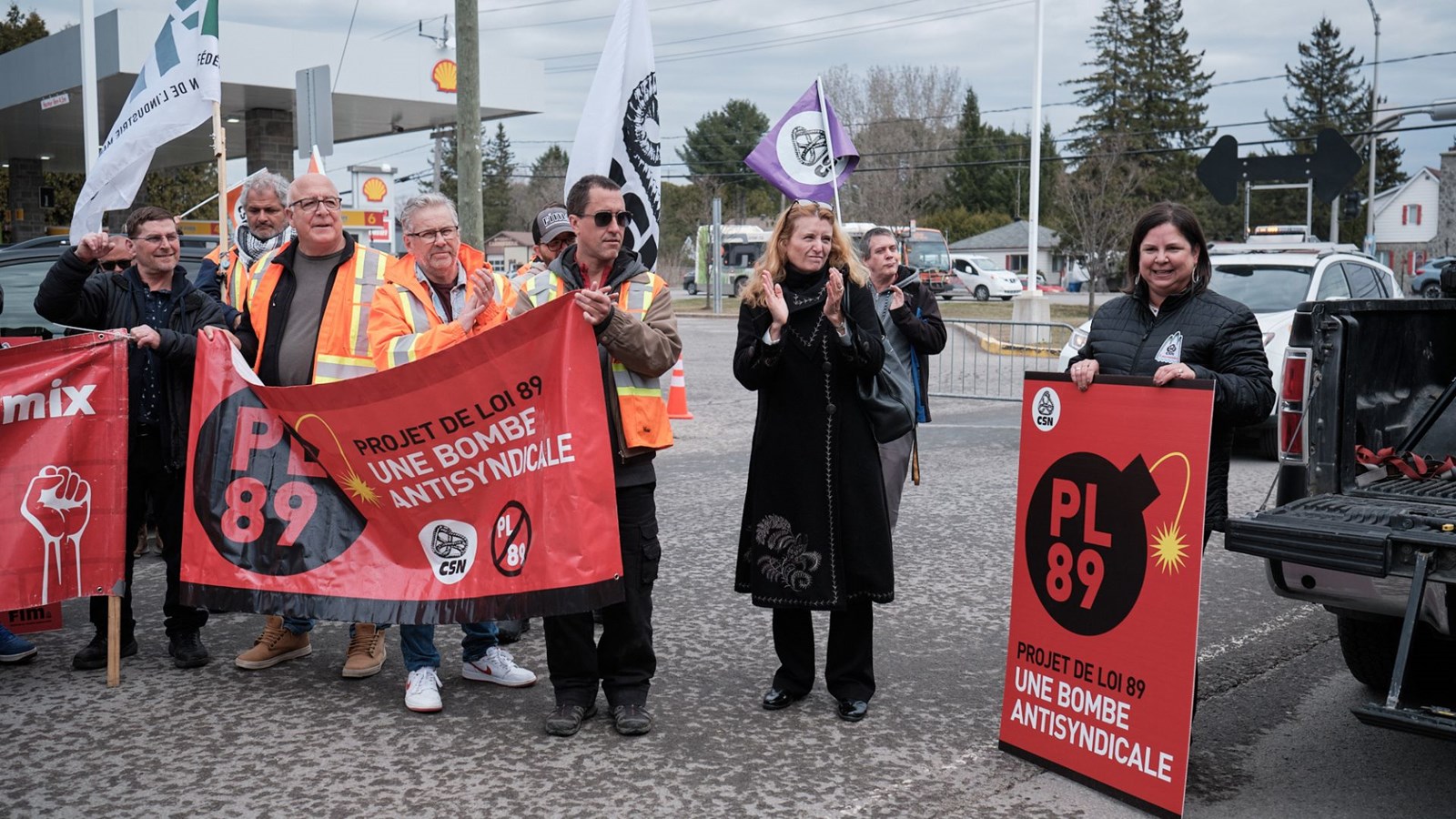 Plus de 200 manifestants des Laurentides dénoncent le projet de loi 89