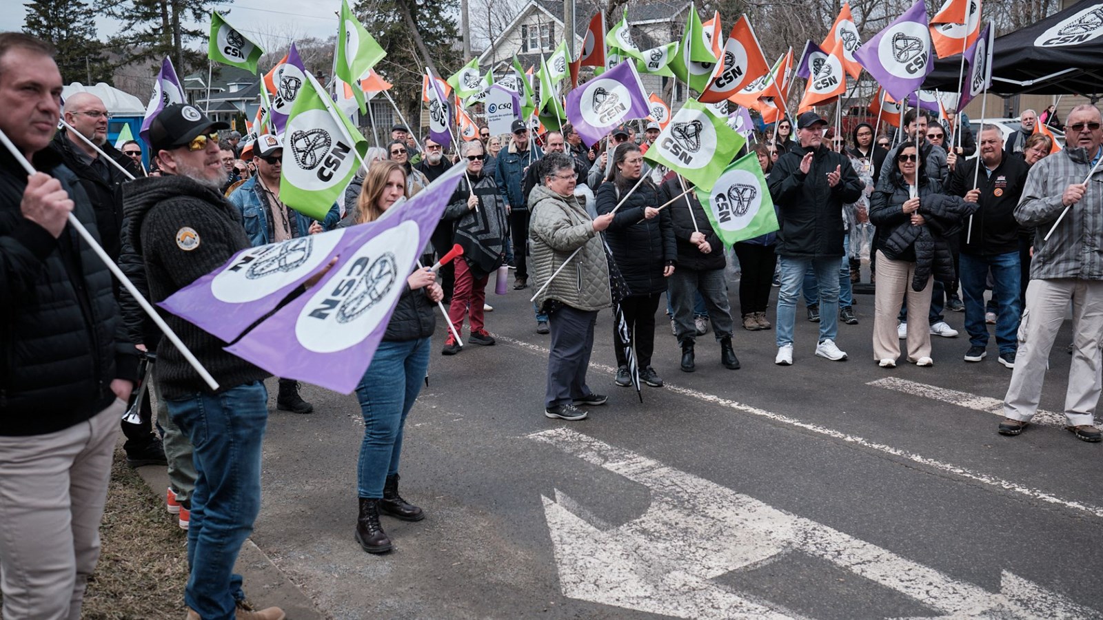 Plus de 200 manifestants des Laurentides dénoncent le projet de loi 89