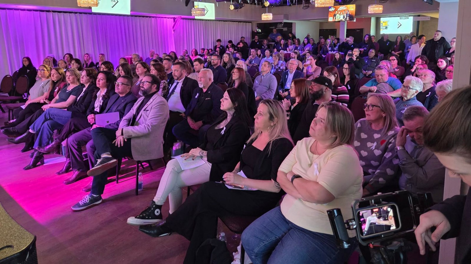 Placée sous le thème « Générations deboutte! », la soirée a réuni des personnes issues des milieux syndicaux, communautaires, politiques et citoyens.