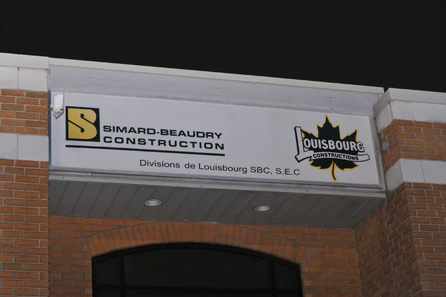 70 policiers mènent des perquisitions à Laval dont chez Simard Beaudry Construction, compagnie de l'entrepreneur Tony Accurso.