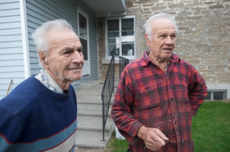 Les frères Joseph et Wilfrid Goyer, à l'arrière de leur maison.